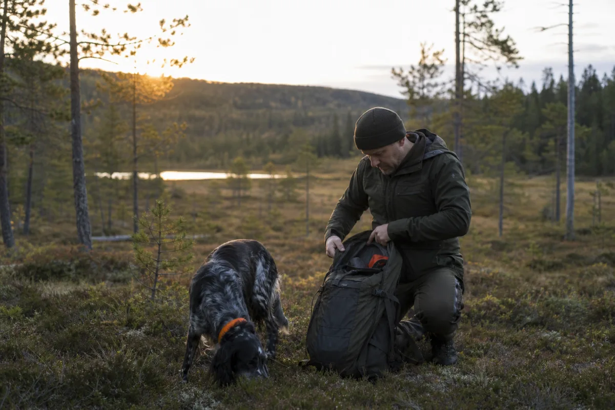 Jägare utför urtagning av fällt vilt i fältmiljö