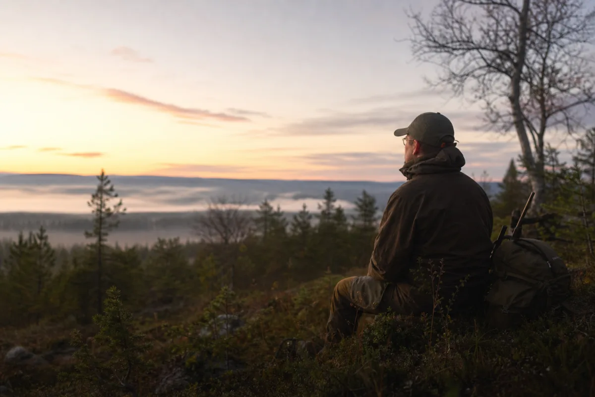 Jägare avvaktar lugnt på pass i gryningsljus